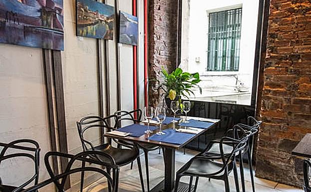 En el restaurante Roca utilizan manteles individuales.