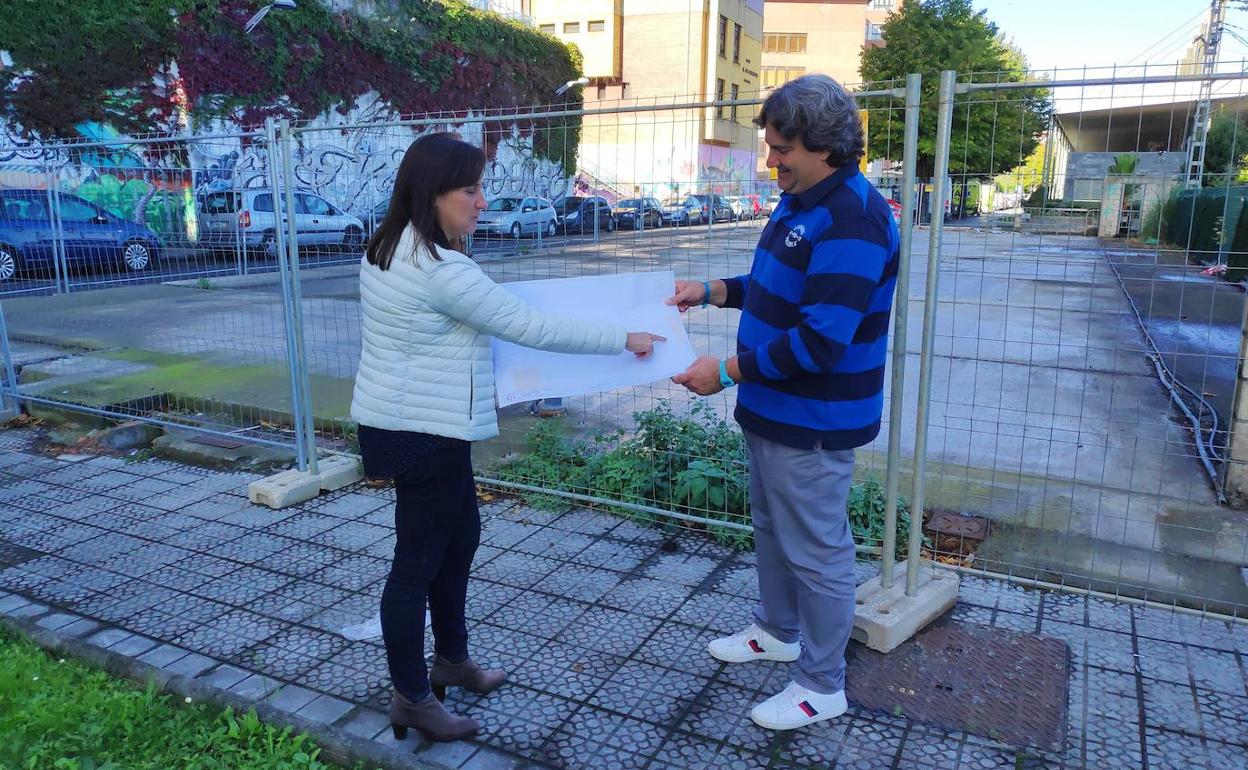 La alcaldesa Aintzane Urkijo y el edil de Obras y Servicios, Álvaro Aresti, ayer junto a la estación. 