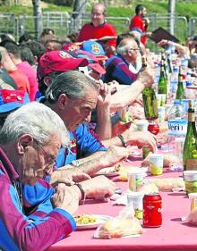 Imagen secundaria 2 - Aficionados. Gradas del Camp Nou repletas de banderas del club durante un partido contra la Juventus. | Relaciones. Comida de peñas en Hospitalet. Las relaciones entre ellas son inmejorables.