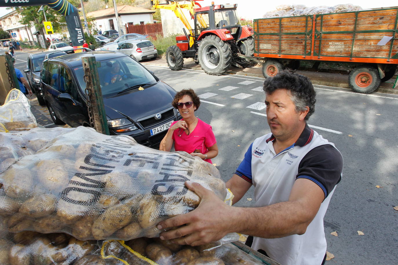 Los productores de patata ofrecen su producto en la feria. 