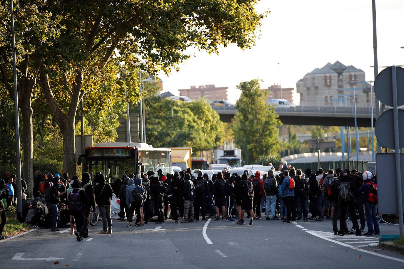 Un grupo de manifestantes corta la Ronda de Dalt de Barcelona a primera hora de hoy viernes