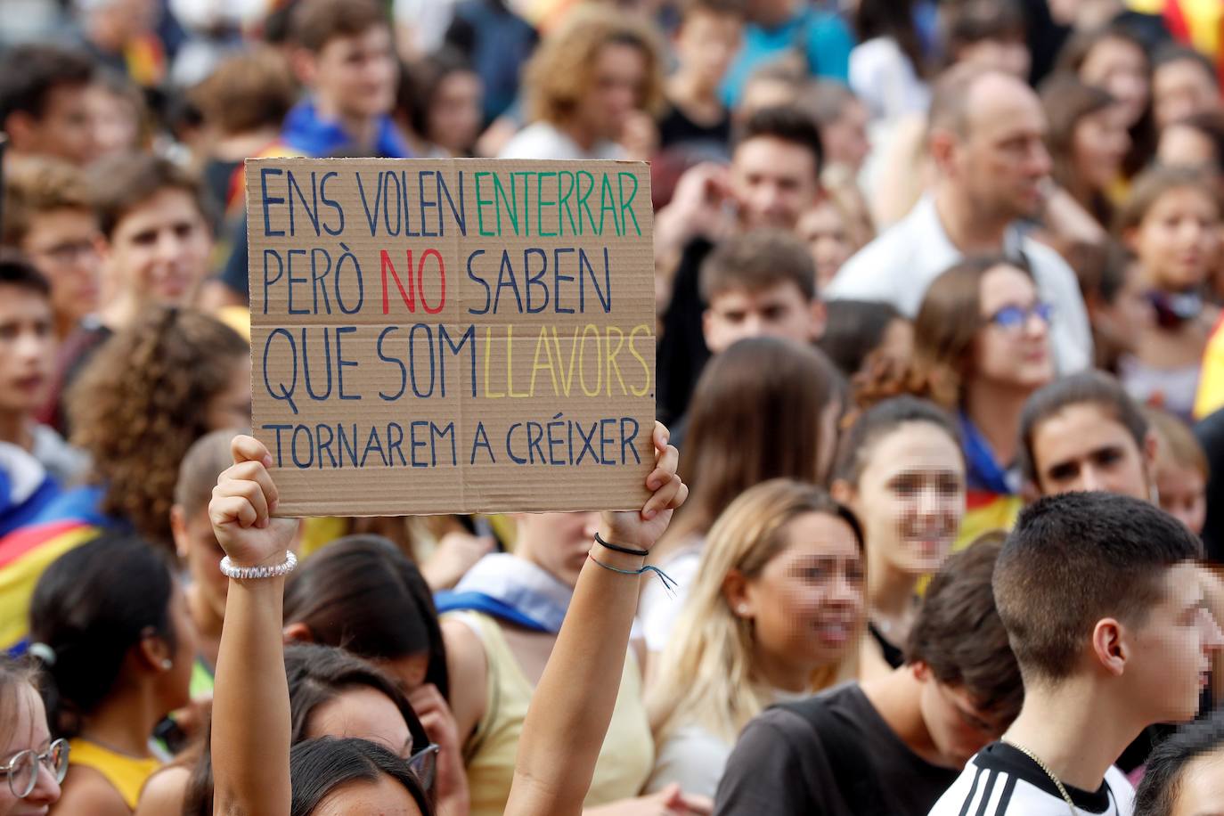 Miles de estudiantes se manifiestan por el centro de Barcelona hoy viernes