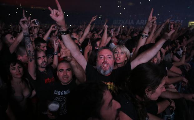 Algunos de los asistentes al concierto de La Polla Records en el BEC. 