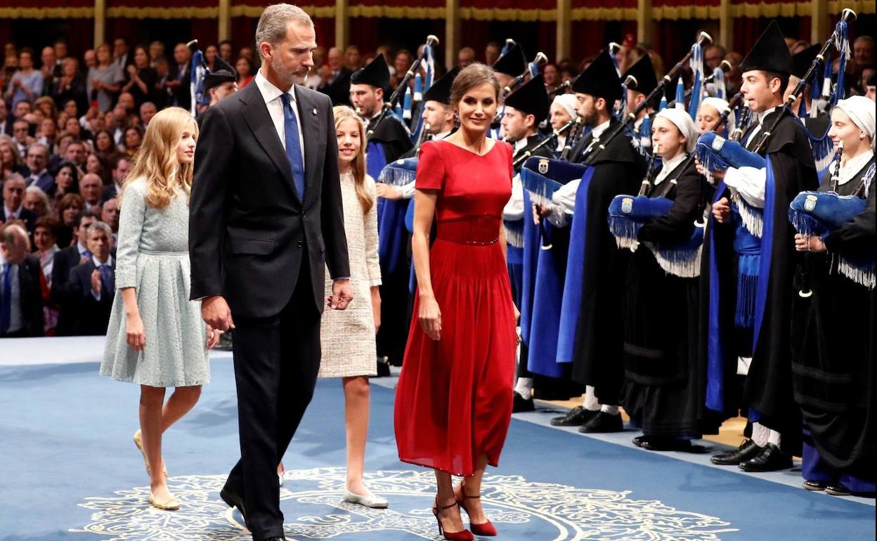 Los Reyes, la princesa Leonor y la infanta Sofía, durante la ceremonia de los Premios Princesa de Asturias.