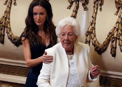 Imagen secundaria 1 - 1. Doña Letizia y la Princesa Leonor en el acto previo a la entrega de premios. | 2. La abuela de la Reina, Menchu, y su hermana Telma Ortiz. | 3. La Reina con el tercer vestido que lució durante la jornada.