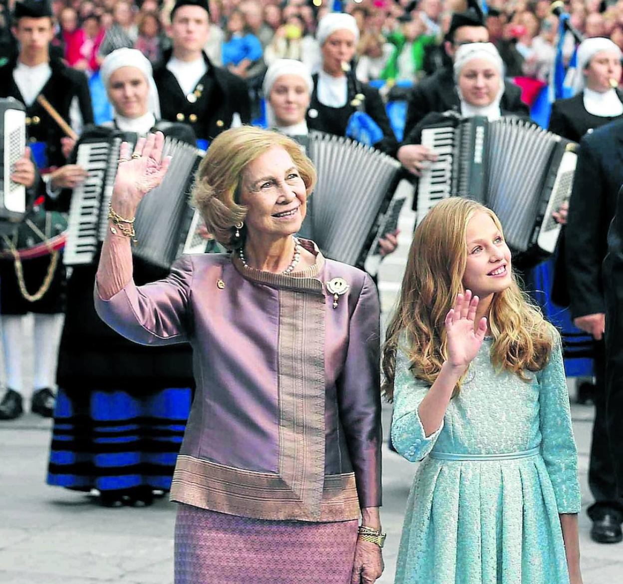 La princesa Leonor, con su abuela la Reina emérita.