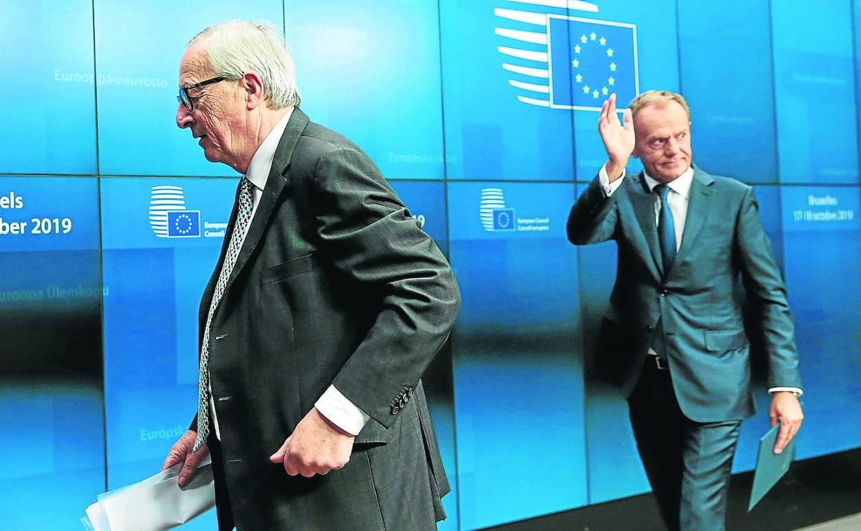 El presidente de la Comisión Europea, Jean-Claude Juncker, y el del Consejo Europeo, Donald Tusk, al finalizar la cumbre. 