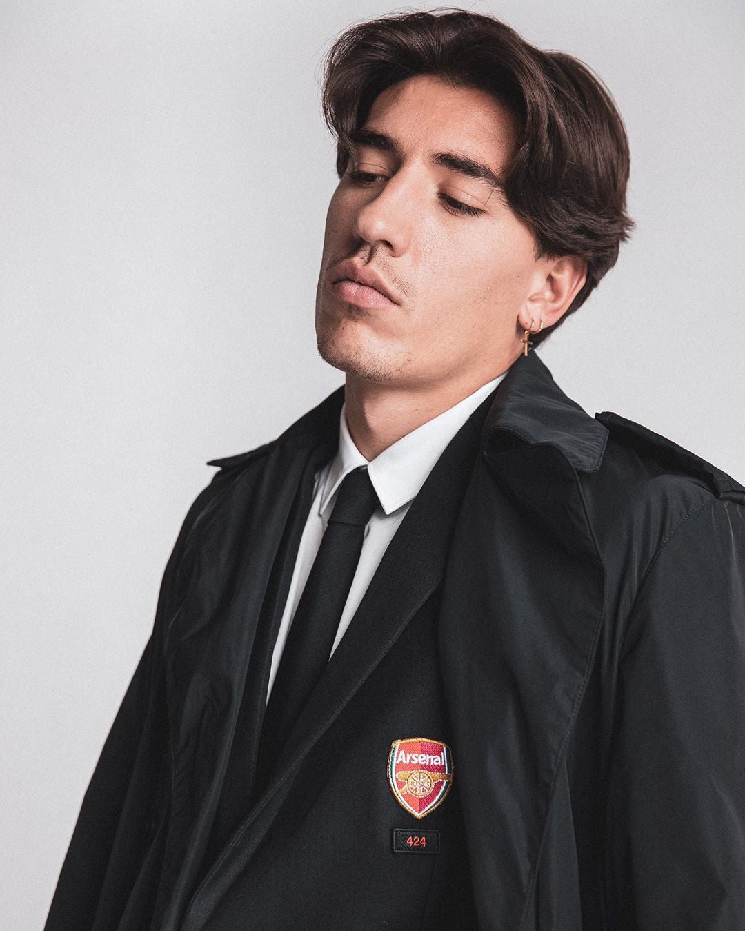 El lateral del Arsenal es todo un prescriptor de estilo masculino en Gran Bretaña. Diarios como 'The Sun' o 'The Daily Mail' diseccionan su indumentaria y ofrecen alternativas asequibles a sus looks de diseño, plagados de firmas como Prada o Burberry. Es un invitado habitual de la semana de la moda de Londres, en junio desfiló para Louis Vuitton en París y comparte sus looks más 'trendy' con sus 3 millones de seguidores en Instagram. Una de sus prendas fetiche, el gorro de pescador de Prada que no se quitaba a principios de este año, se convirtió en objeto de deseo. Bellerín jamás pasa desapercibido y es tan conocido dentro como fuera de los terrenos de juego.