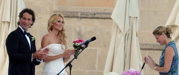 Carolina Cerezuela es la mujer de Carlos Moyá y se casaron un jueves cualquiera de julio en el ayuntamiento de Llucmajor, en Mallorca, allá por 2011, cuando ya tenían a su primera hija en común. La actriz alicantina eligió un diseño de la firma española Yolancris, una de las más aplaudidas hoy dentro del panorama nupcial internacional. Era el modelo ‘Gilda’, un diseño de temporadas anteriores, corte romántico y escote palabra de honor rematado con unos tirantes muy finos que caen sobre los brazos. Estaba confeccionado con un juego de puntillas de encaje chantillí en el cuerpo y una falda voluminosa con un doble volante de tul y seda plisada en la parte posterior.