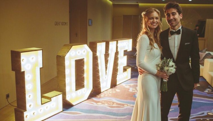 María es la novia de Marc López y se casaron justo un día antes que David Ferrer y Marta Tornel, en su caso, en Mallorca. Sin embargo, su matrimonio no duró más de dos años y se separaron en 2017. En este caso, María llevó un sencillo vestido de corte imperio y manga larga que completó con una media corona de pequeñas flores de la que prendía el velo.
