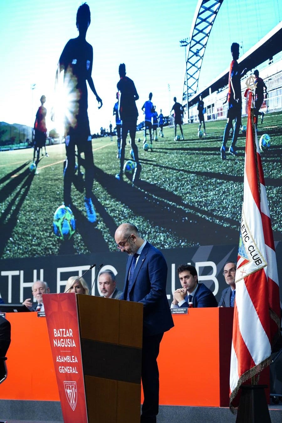 Fotos: Primera asamblea de socios compromisarios de Elizegi como presidente del Athletic