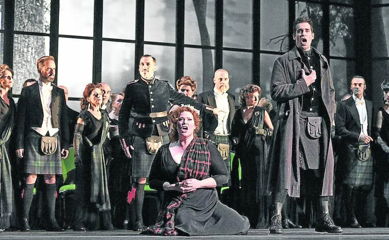 La soprano Jessica Pratt (Lucia) y el tenor Ismael Jordi (Edgardo), con el bajo Marko Mimica como Raimondo a la derecha, enfundado en un traje marrón. 