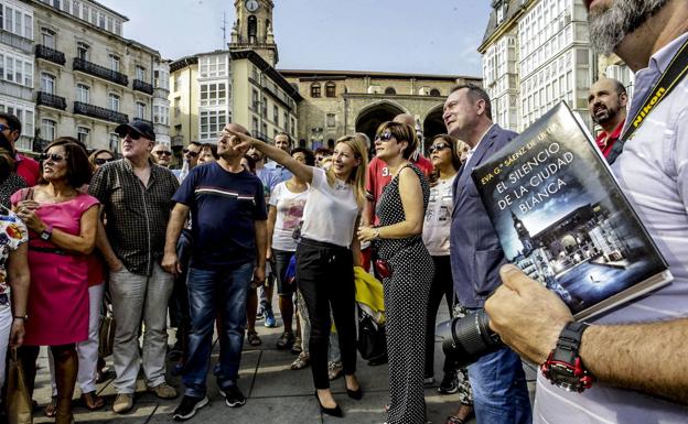 Eva García Sáenz de Urturi ha acompañado a los participantes de alguna visita inspìrada en la primera novela de la trilogía. 