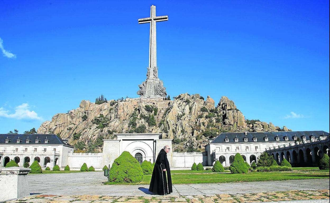 Un monje benedictino pasea por los jardines del exterior de El Valle de los Caídos.