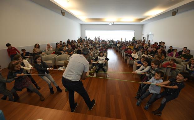 Uno de los experimentos en los que han participado los niños asistentes. 