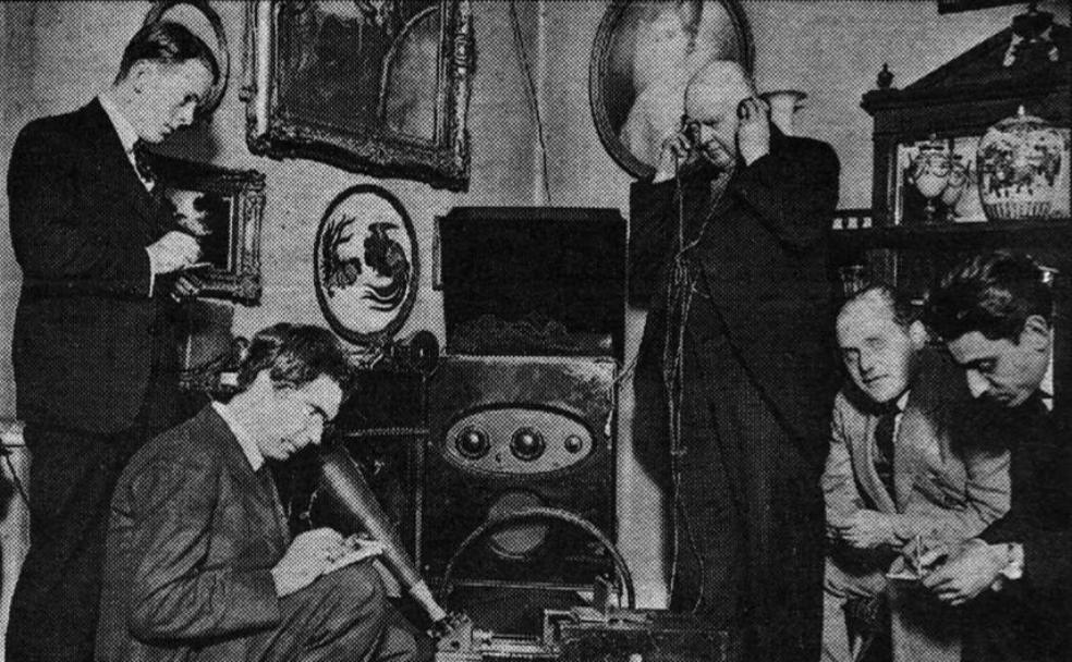 Hugh Mansfield Robinson, de pie con auriculares, intentando captar un mensaje de Marte en octubre de 1928. Abajo a la izquierda agachado, el ingeniero Archibald Low, uno de los pioneros de la televisión. 