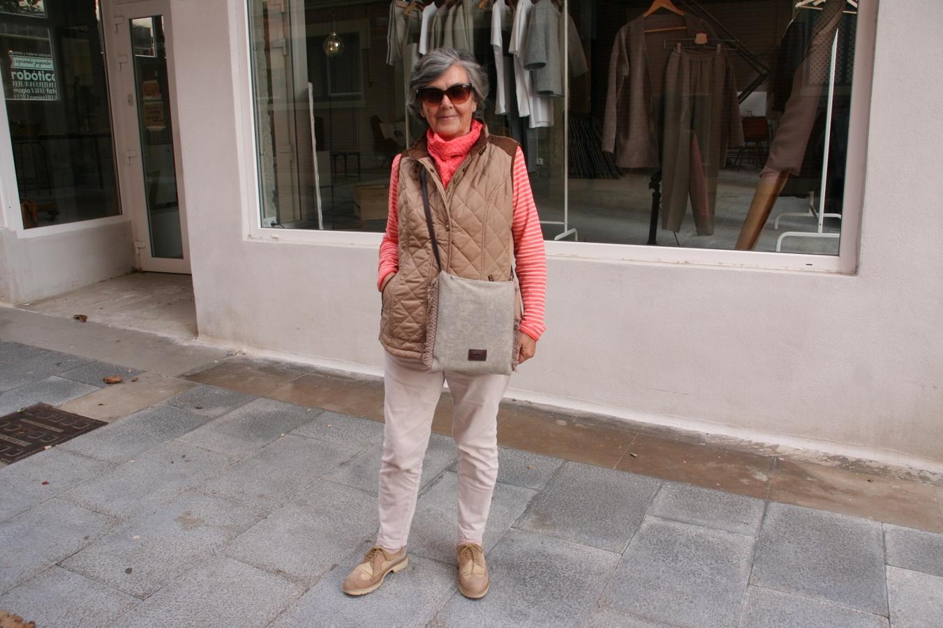 Su hermana, Elvira Ripaldo, bilbaína de 76 años, tiene un estilo parecido. “Nos lo suelen decir mucho”, cuenta. Se ha decantado por un look en tonalidades beige y naranja ¡Y vaya combinación! Hoy ha optado por un chaleco “que tiene muchos años” y por unos pantalones rectos, una camiseta a rayas y un fular que ha comprado en diferentes tiendas del Casco Viejo bilbaíno. “Me gustan las piezas hechas con materiales naturales”, admite. 