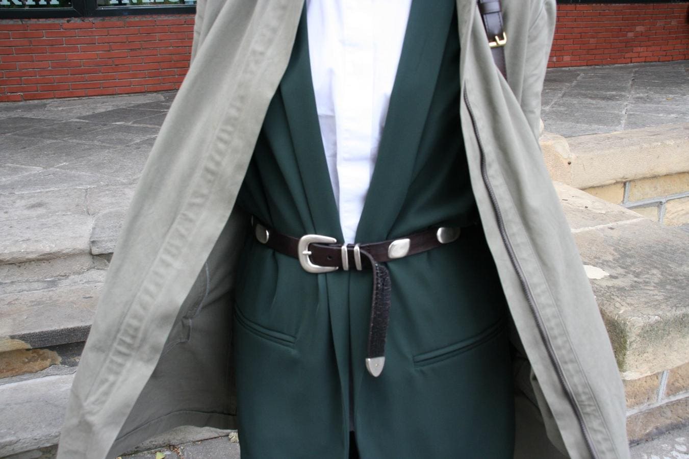 Elena Muguerzo, de 41 años y de Neguri, es toda una profesional en construir estilismos que brillan por sí mismos. Se compró el 'outfit' en una tienda de Eibar llamada Cedry. Y se compone de un traje de dos piezas en verde oscuro, una camisa blanca y una chaqueta. Completa el look con un bolso de Louis Vuitton y unos zapatos de tacón en color mostaza que adquirió en una tienda de la calle bilbaína Alameda Recalde. 