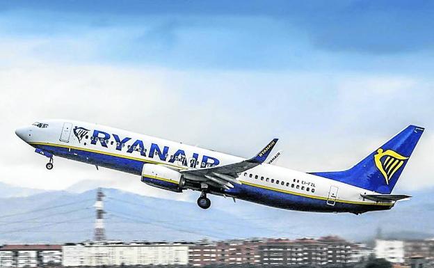 Uno de los Boeing 737-800 de Ryanair despega en Vitoria. 