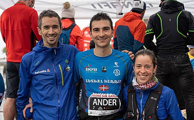 Julen Martínez de Estibariz, Ander Iñarra y Mayi Mujika.