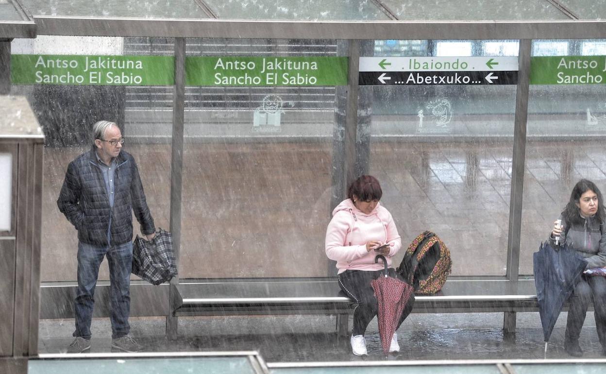 Las previsiones indican que lloverá de forma constante esta tarde. 