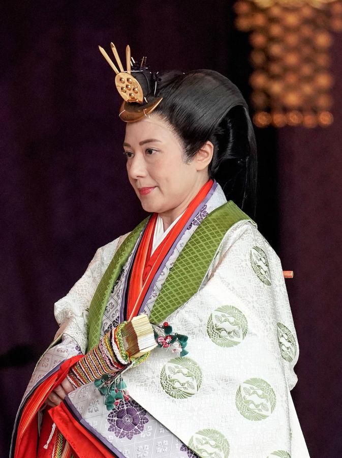 La emperatriz Masako vestida con un traje típico japonés