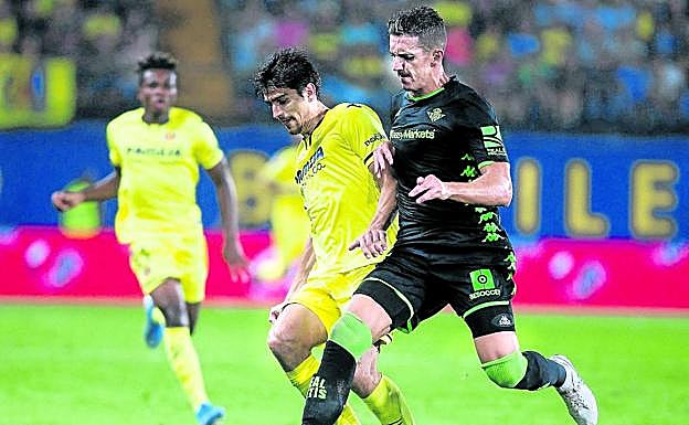 Gerard Moreno protege el balón ante el exalbiazul Feddal, ahora en el Betis. 