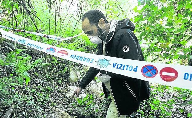 Un ecologista señala la escombrera con lindane en Enekuri. 