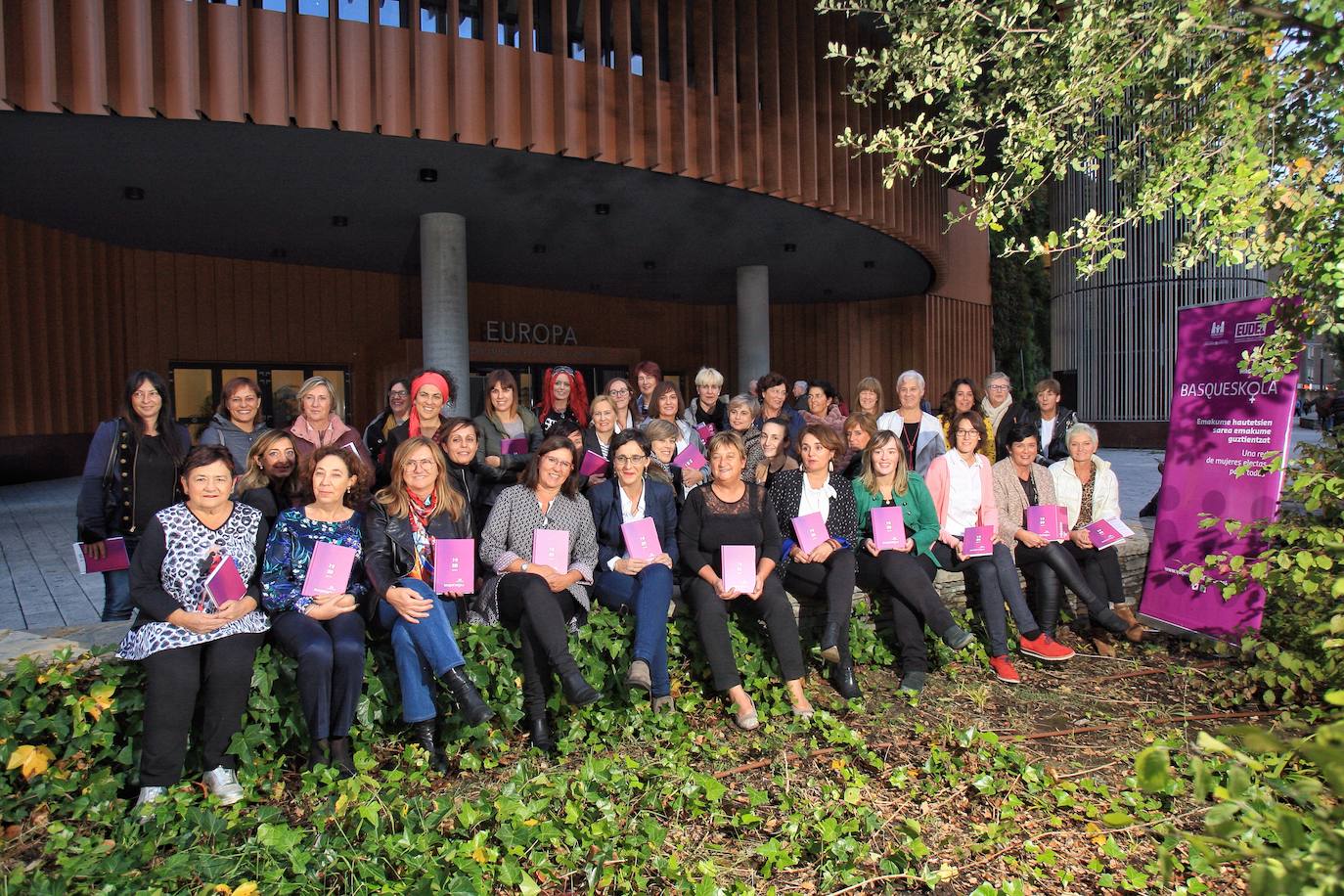 Josune Irabien e Izaskun Landaida, sentadas en el centro, junto al resto de electas alavesas que se reunieron en el Europa. 