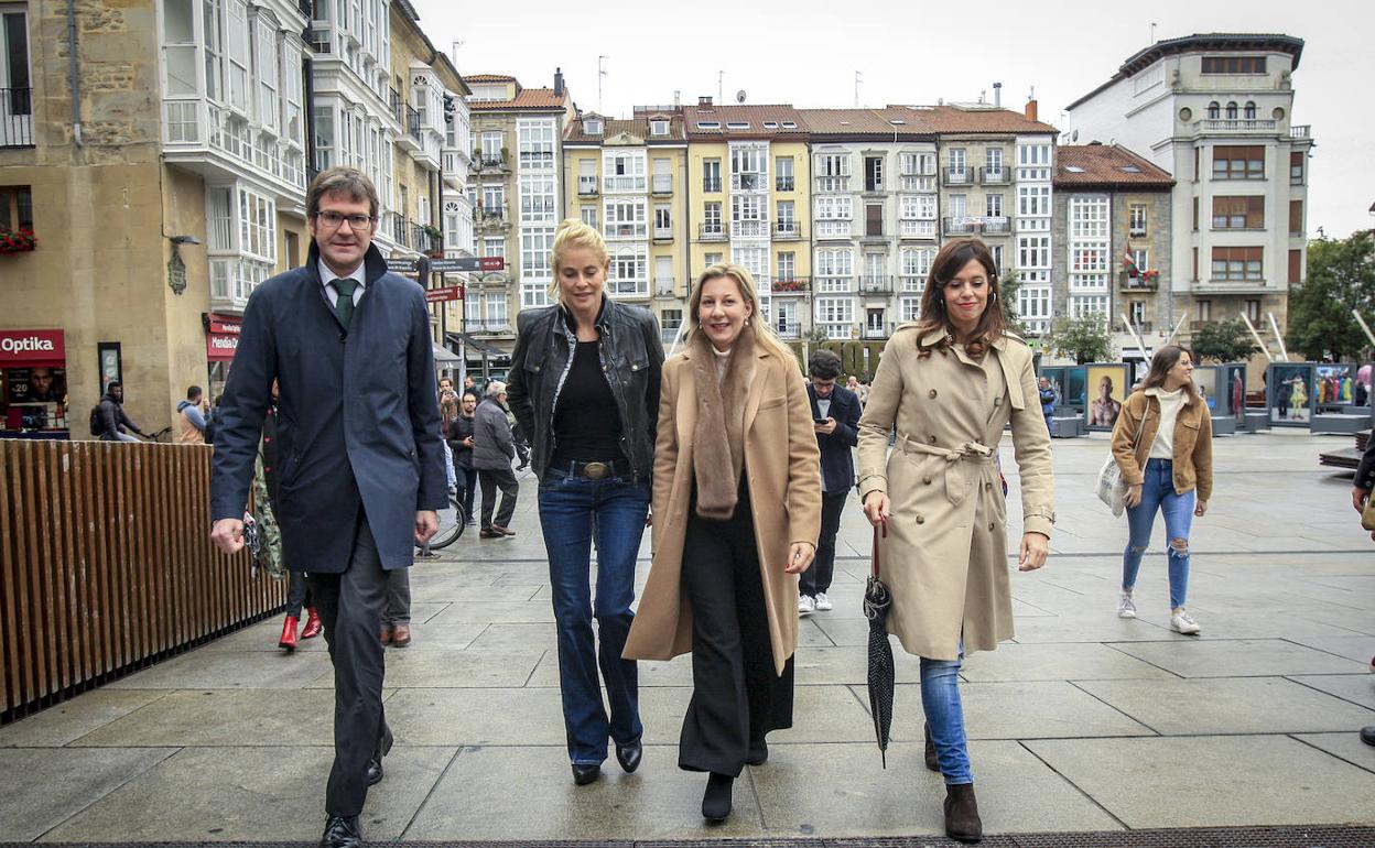 Los protagonistas de 'El silencio de la ciudad blanca' en los escenarios de la película