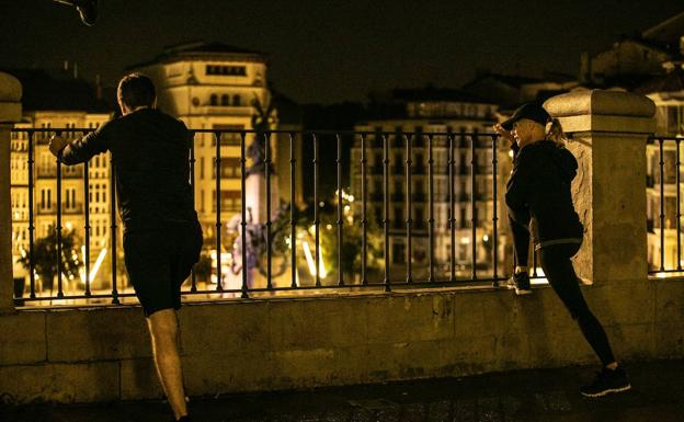 Javier Rey y Belén Rueda, dos 'runners' en la balconada de San Miguel. 