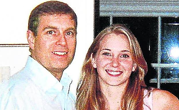 Andrés y Virginia Roberts, supuesta participante en la orgía. 