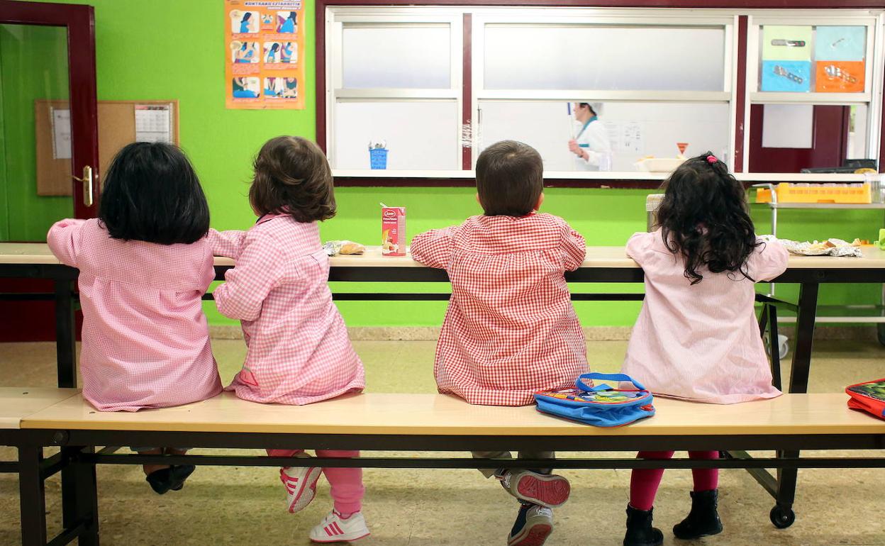 El Parlamento fuerza al Gobierno vasco a endurecer el control de los comedores escolares