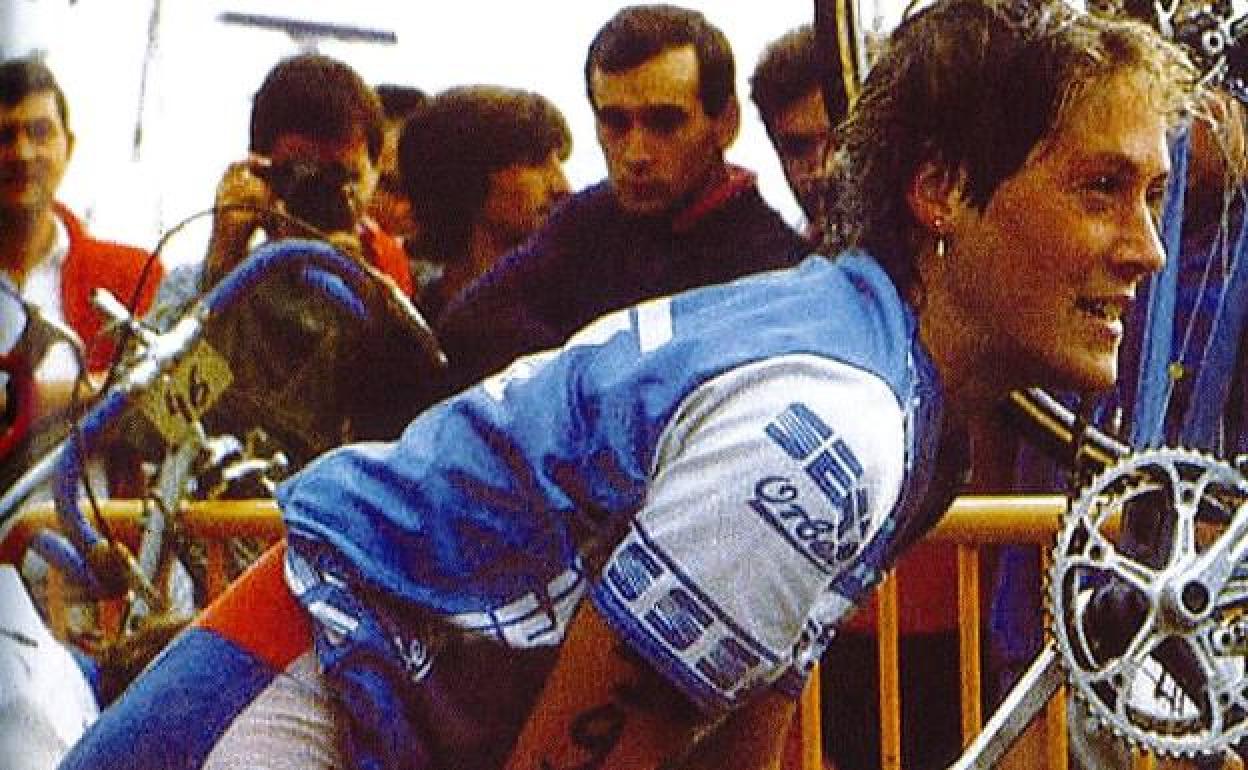 Dina Bilbao, ataviada con la equipación del Orbea. Además de dejar escritas sus hazañas, guardaba todos sus dorsales.