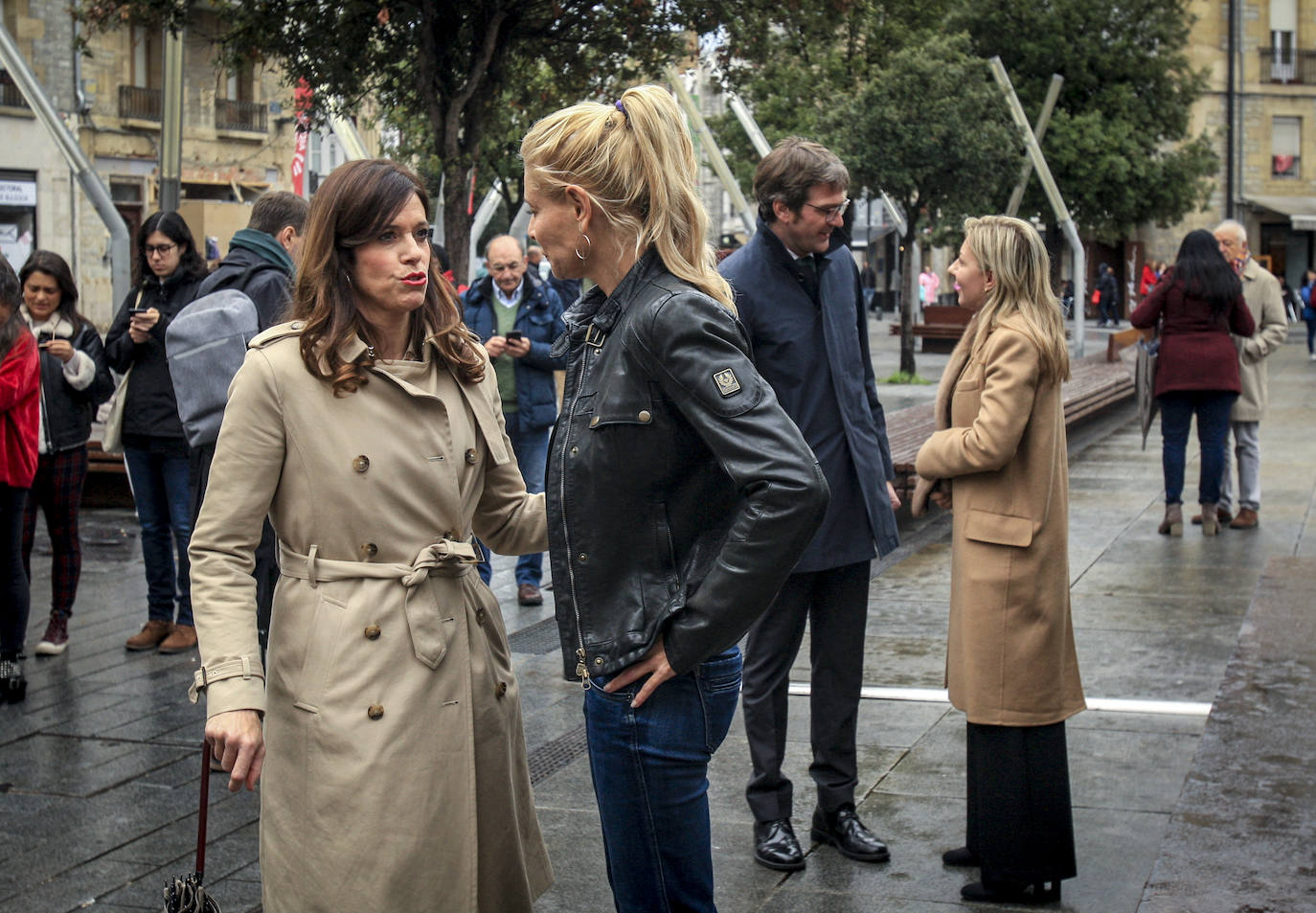 Belén Rueda y Eva García Sáenz de Urturi, a la salida de la Casa del Cordón. 