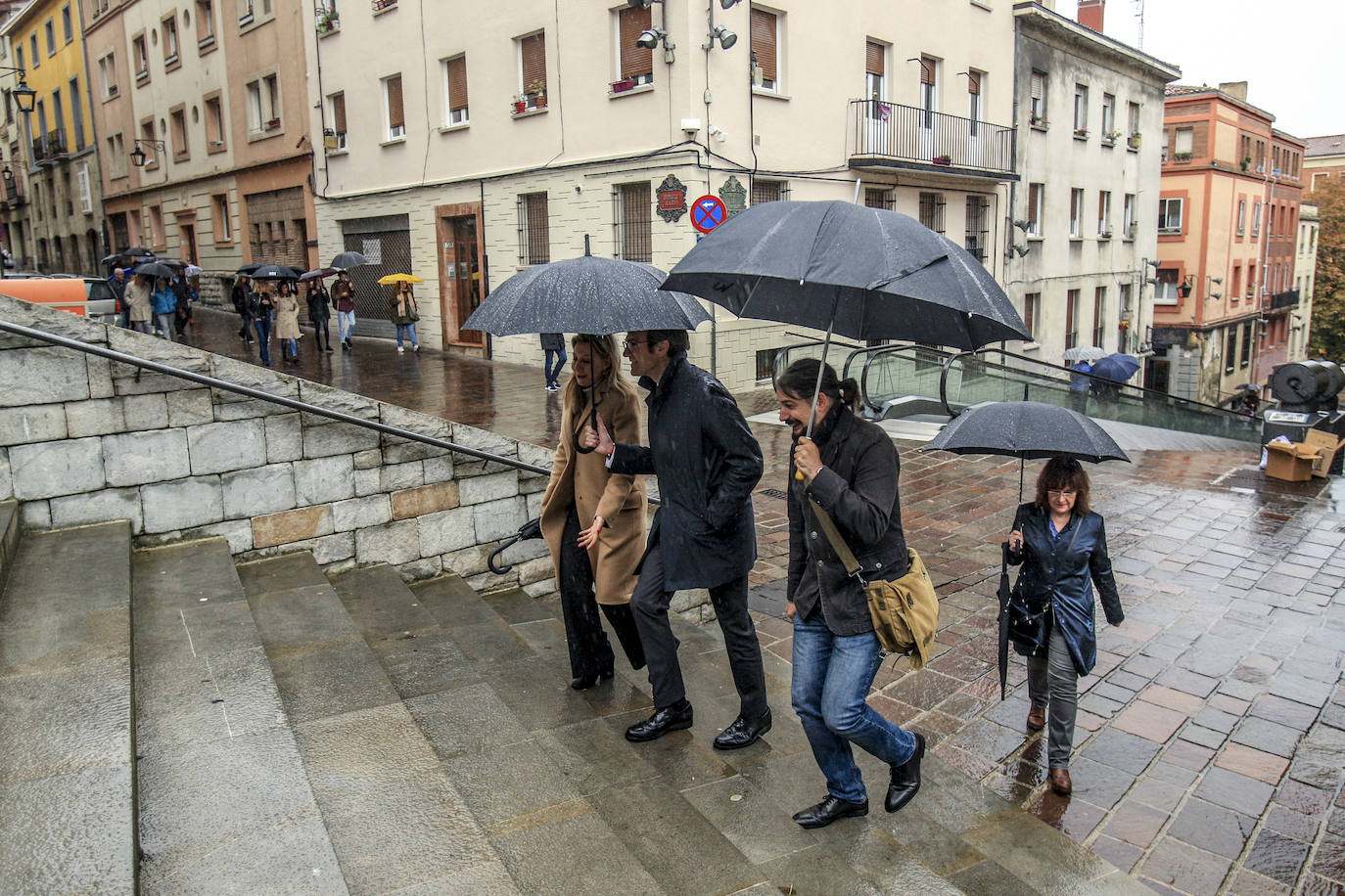 Belén Rueda y Eva García Sáenz de Urturi, a la salida de la Casa del Cordón. 