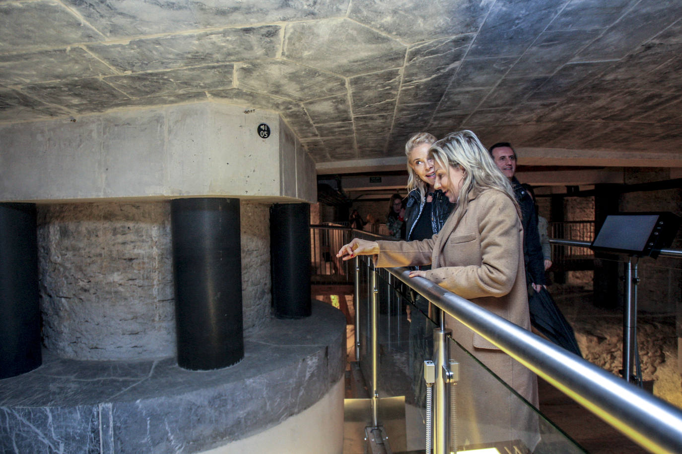 Belén Rueda y Eva García Sáenz de Urturi, a la salida de la Casa del Cordón. 