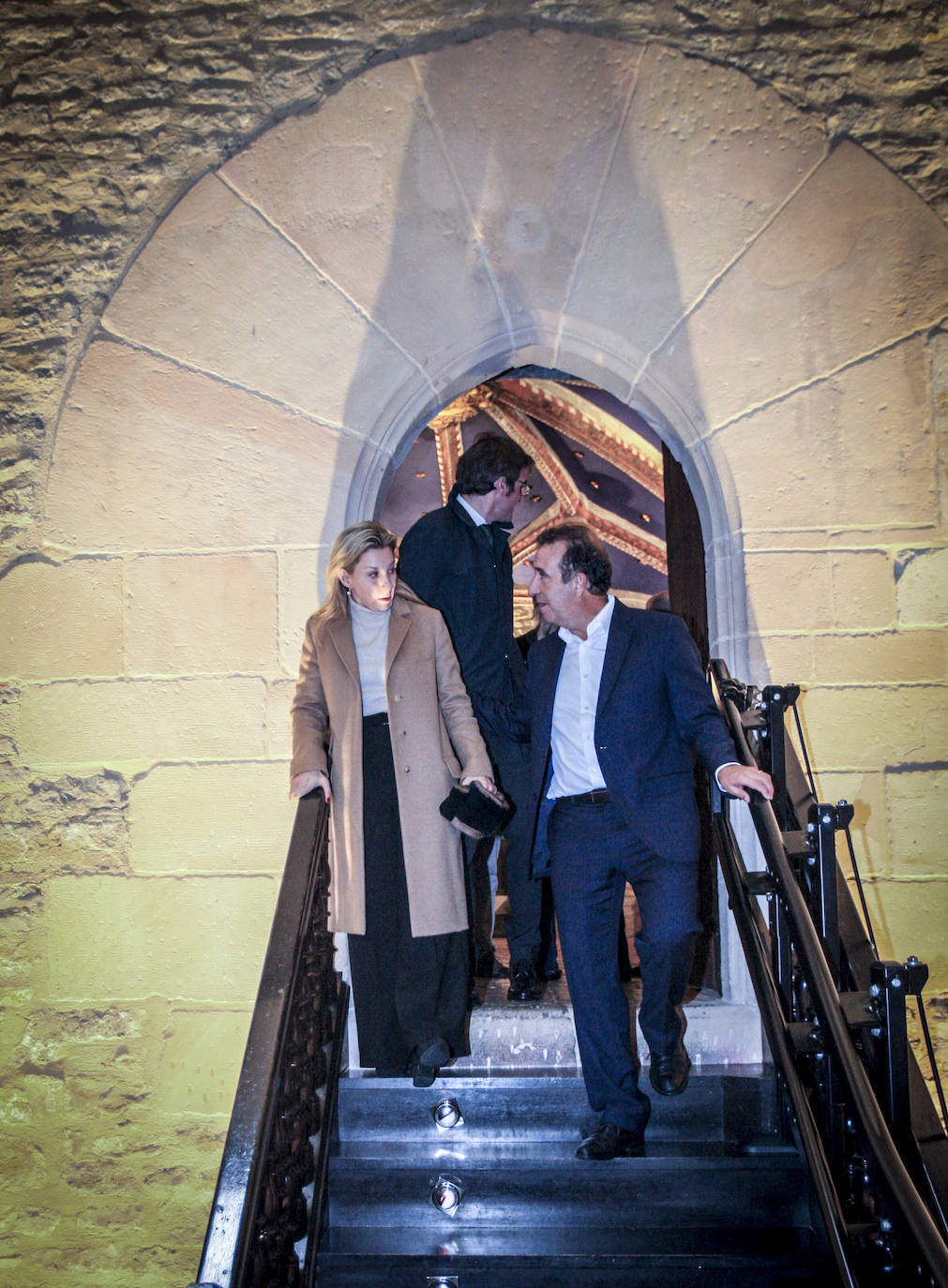 Belén Rueda y Eva García Sáenz de Urturi, a la salida de la Casa del Cordón. 