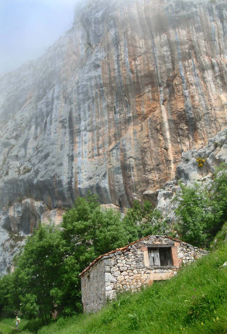 El ascenso a la localidad cántabra ofrece un paiseje espectacular con vistas a los Picos de Europa. Una ruta con una gran pendiente pero perfecta para disfrutar. No te la pierdas