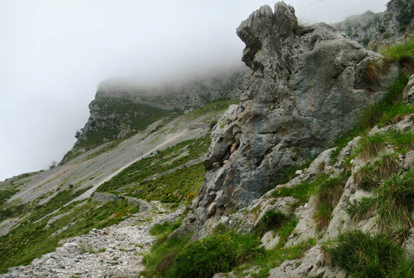 El ascenso a la localidad cántabra ofrece un paiseje espectacular con vistas a los Picos de Europa. Una ruta con una gran pendiente pero perfecta para disfrutar. No te la pierdas