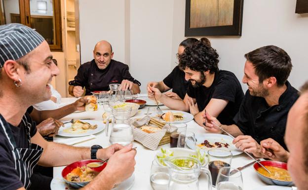 El equipo almuerza antes del servicio.