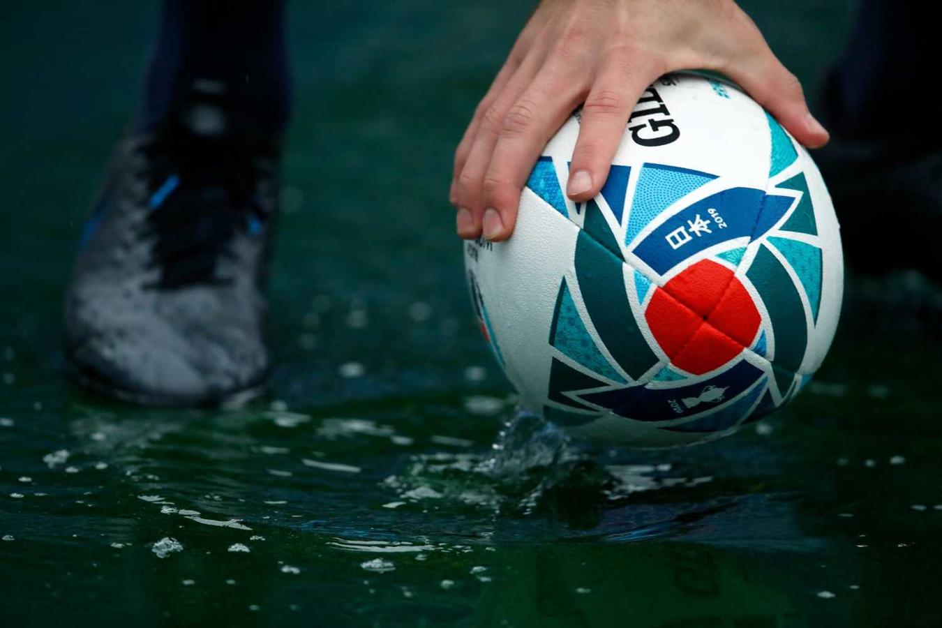 Balón de rugby en un charco Yokohama, (Japón)