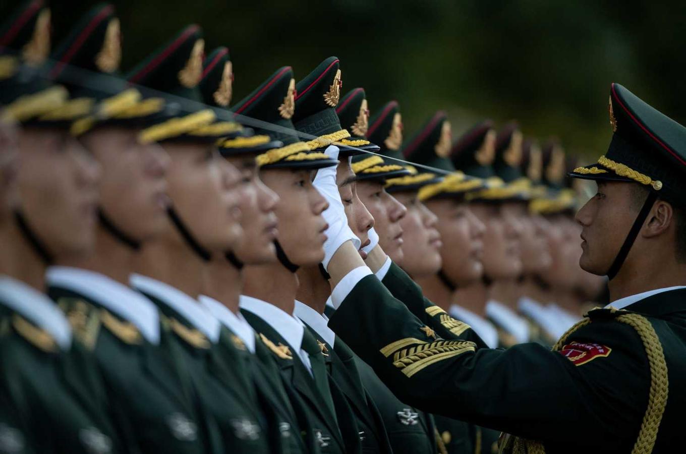 La guardia de honor china se preparan para la llegada del presidente brasileño Bolsonaro 