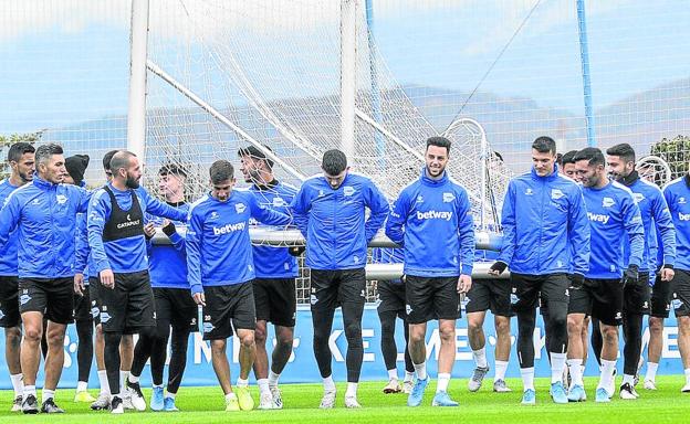 La plantilla albiazul traslada la portería al inicio del entrenamiento de ayer en Ibaia.