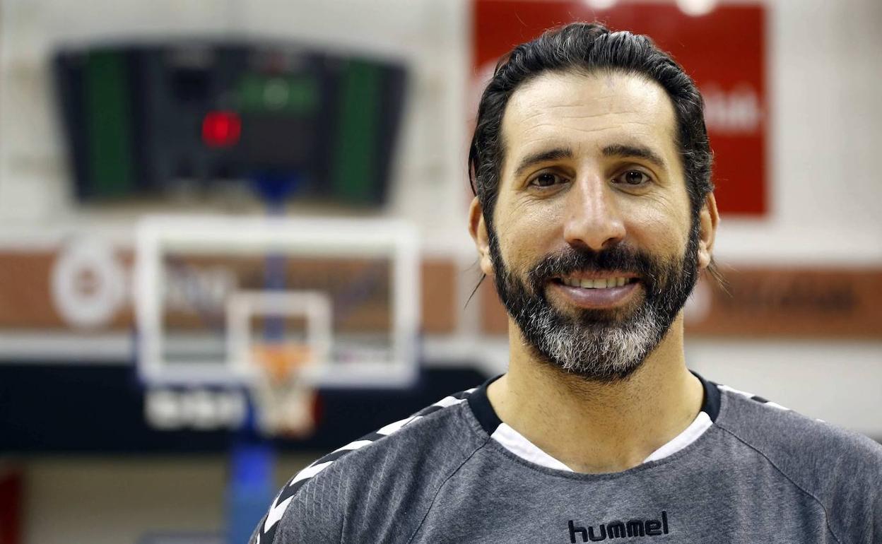 Alex Mumbrú ha dirigido esta mañana el entrenamiento en las instalciones de la Universidad de Deusto.