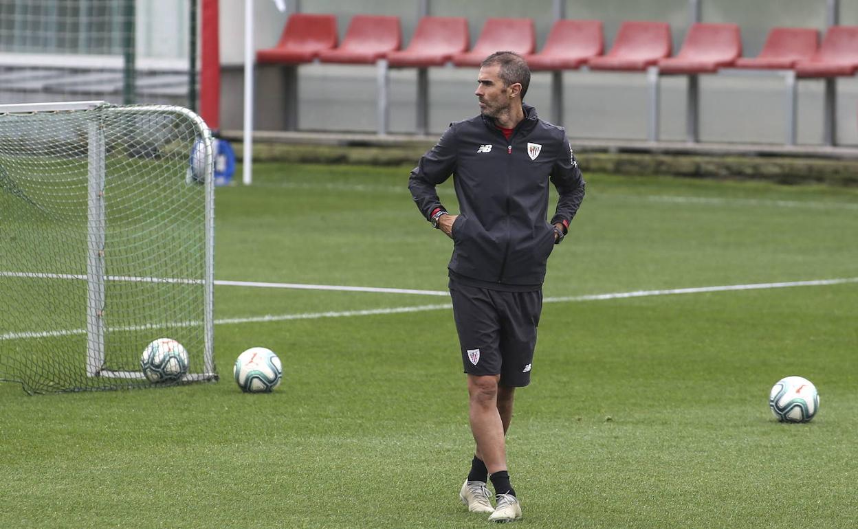 Gaizka Garitano, en un entrenamiento del Athletic en Lezama. 