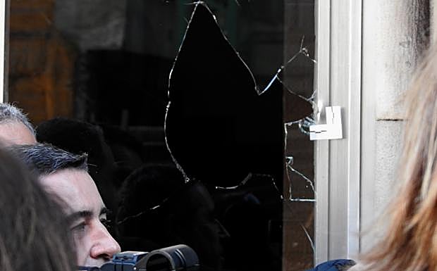 Imagen de una luna rota por una de las balas. 