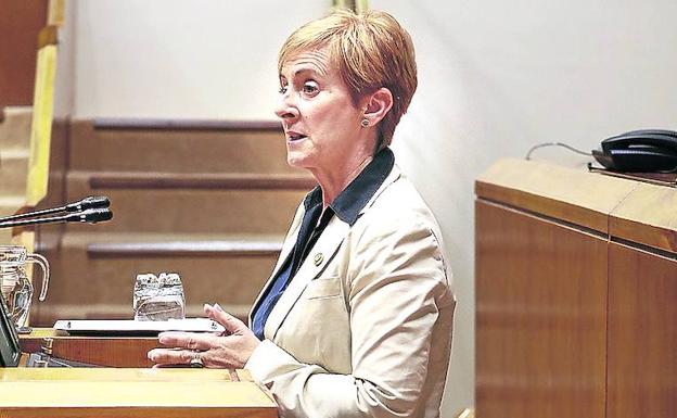 Arantxa Tapia, en el pleno del Parlamento vasco. 