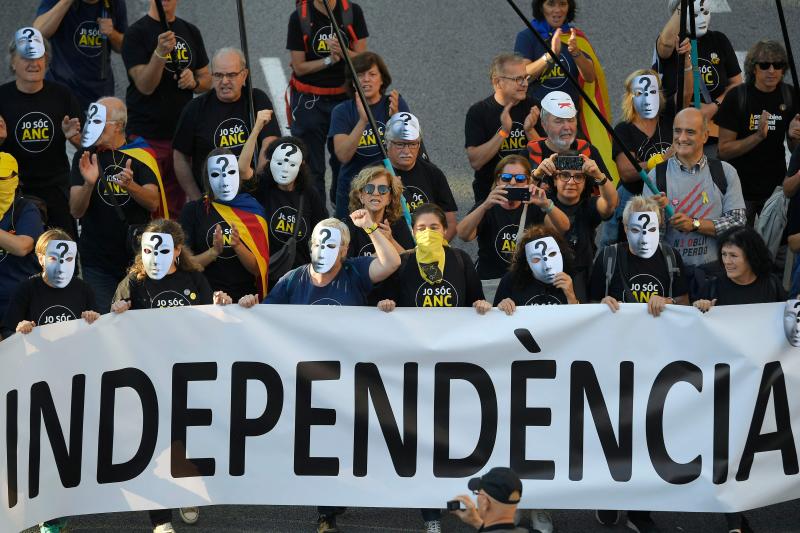 Miles de personas se concentran en Barcelona para protestar por la sentencia del 'procés'.