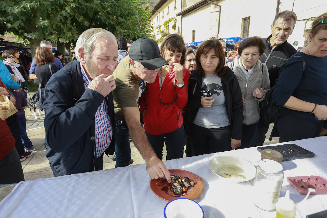 Recién asadas se pudieron degustar las castañas en Apellániz. 